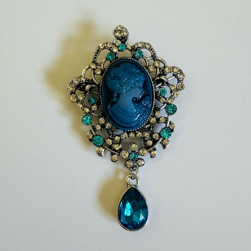 NEW Elegant Blue and Silver Tone Cameo Brooch✨